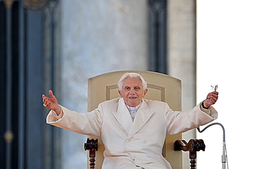 Benediktas XVI prašo pašalinti jo vardą iš knygos apie kunigų celibatą autorių sąrašo