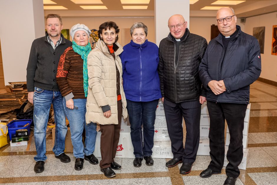 Kauno bažnyčios rūsyje gamina žvakes Ukrainai: ir meldžiasi, ir dirba