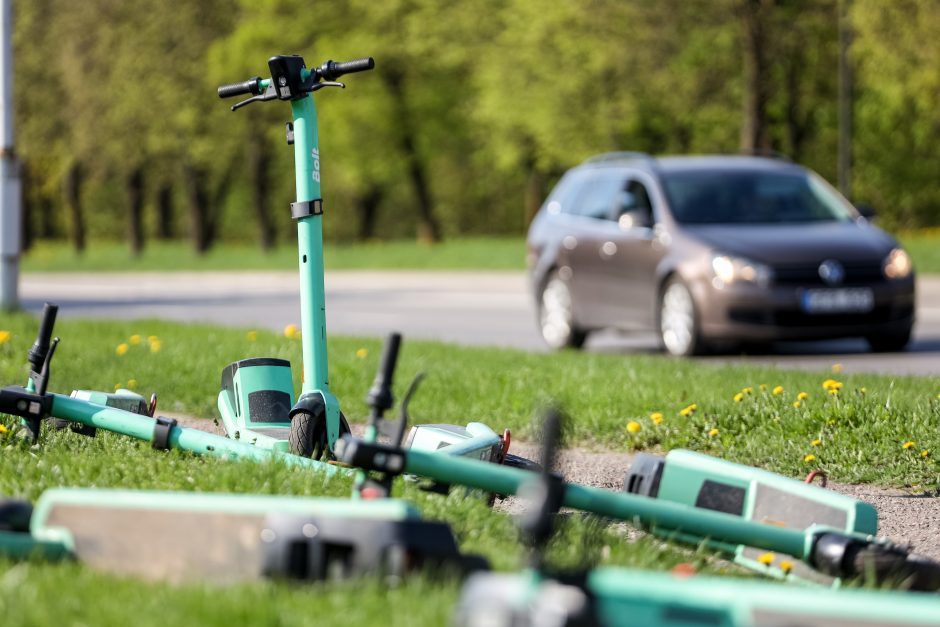 Susižaloję paspirtukininkai pas medikus plūsta kasdien: situacija tik blogėja