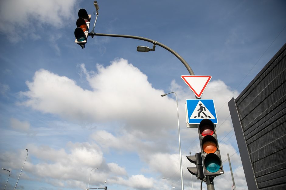 Vairuotojų nervus tampo sankryža netoli „Megos“