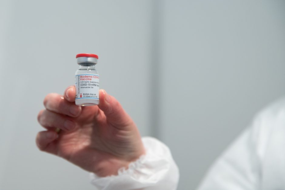 Antroji vakcinos „Moderna“ siunta Lietuvą pasieks mėnesio gale, ji bus skirta revakcinacijai