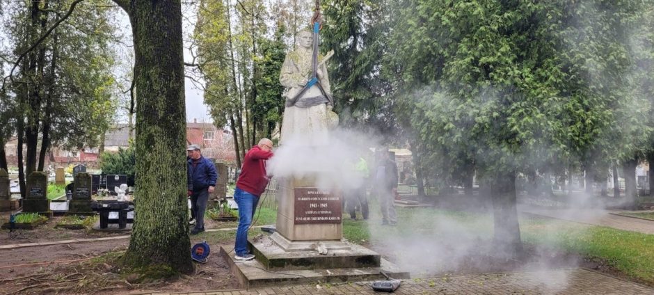 Kėdainių rajone nukeliami du paminklai sovietų kariams