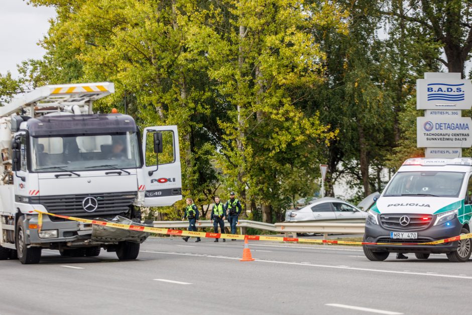 Ateities plente – sunkvežimio ir lengvojo automobilio avarija: žuvo vairuotojas
