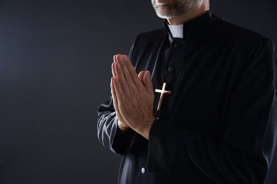 Vyskupija: už tvirkinimą teistą dvasininką nuo dviprasmiškų situacijų saugos klebono priežiūra
