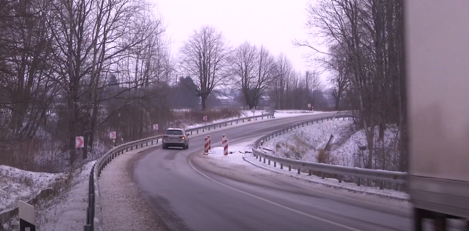 Žemaitijoje vairuoti tampa pavojinga: keliai užkirsti dėl nuošliaužų