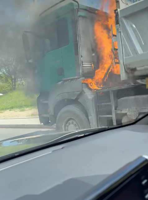 Vilniuje atvira liepsna degė sunkvežimis