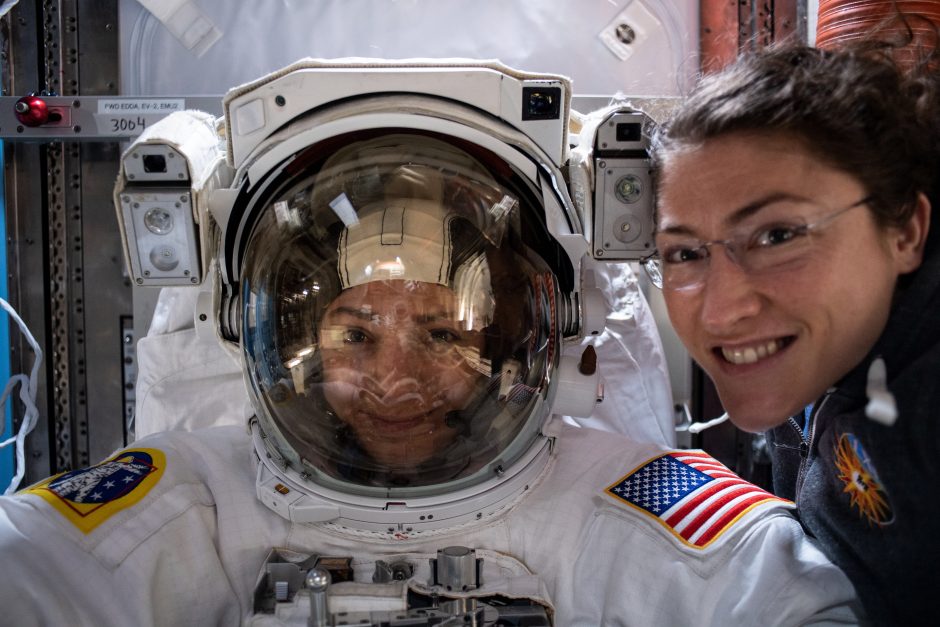Pirmą kartą istorijoje į atvirą kosmosą išėjo dvi astronautės