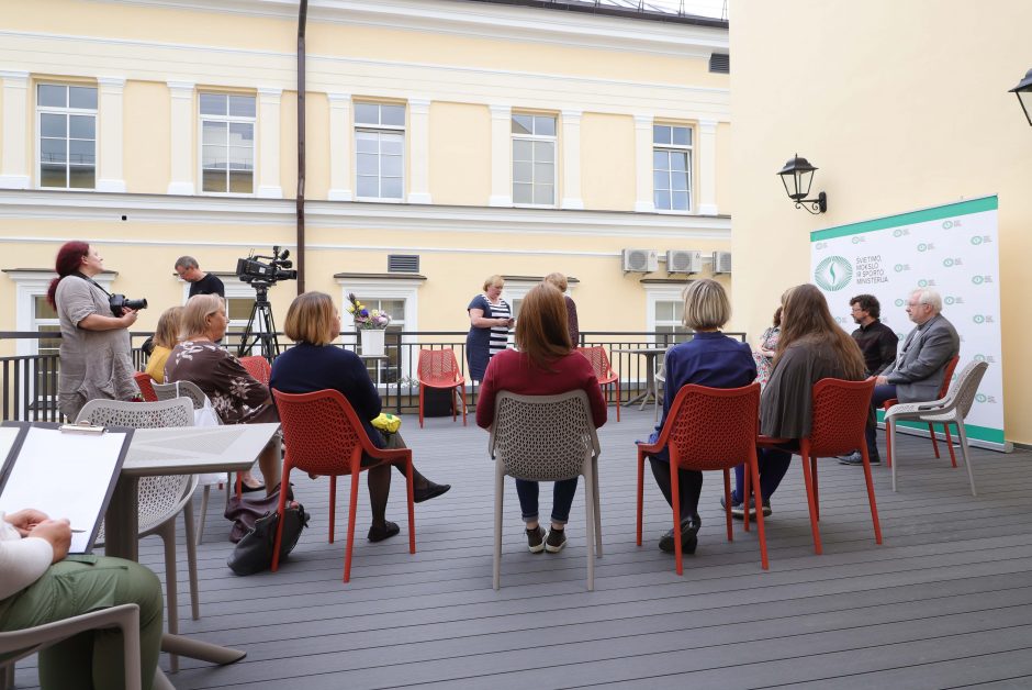 N. Vaitkutei ir programos „Vaikų žemė“ įkūrėjams įteikta Vaikų literatūros premija