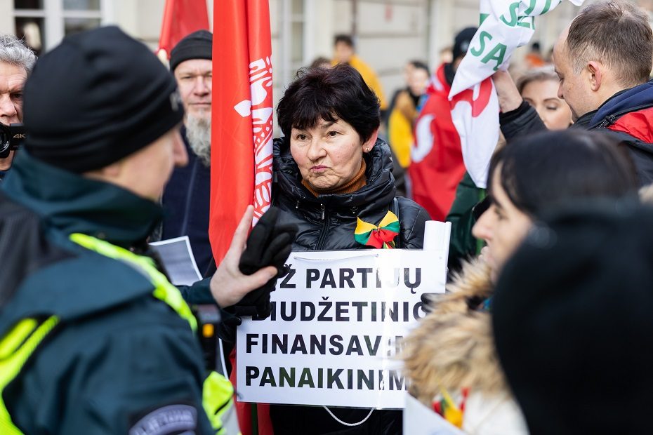 Policija: per Vasario 16-osios renginius prie kai kurių laikančiųjų plakatus stovėjo pareigūnai