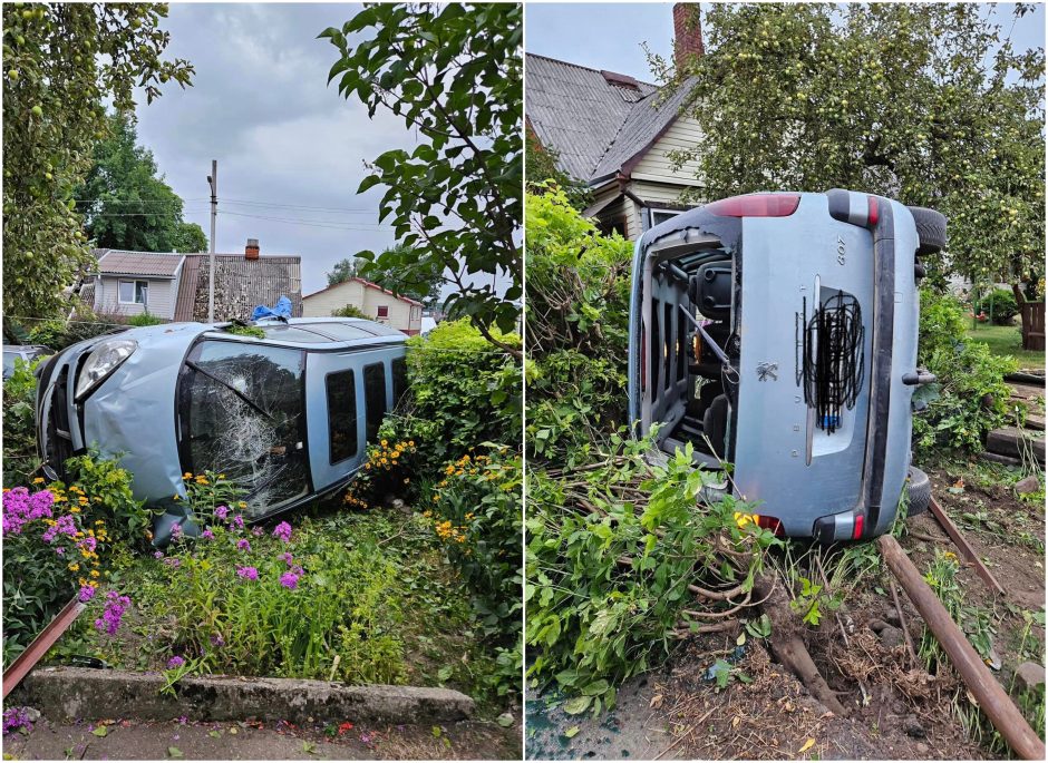 Kaune iš apvirtusio automobilio gelbėtojai ištraukė vairuotoją