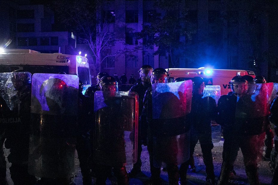 VST darbuotoja apie riaušes prie Seimo: smūgis, sprogimas, skausmas