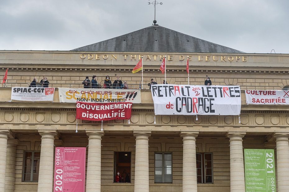 Darbo neturintys prancūzų kultūros darbuotojai užėmė Paryžiaus teatrą