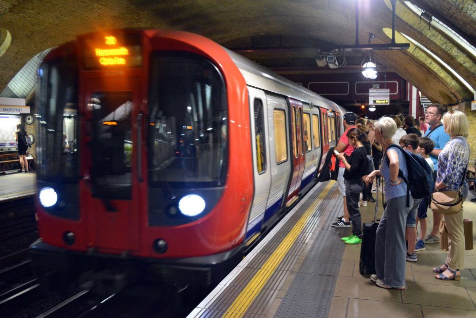 Londono metro traukiniuose – A. Šimkaus eilėraštis