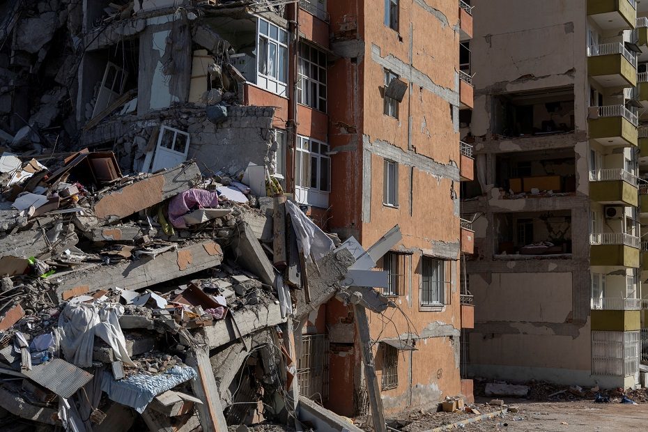 Žiniasklaida: Turkijos gelbėtojai iš griuvėsių ištraukė tris gyvus žmones, įskaitant vaiką