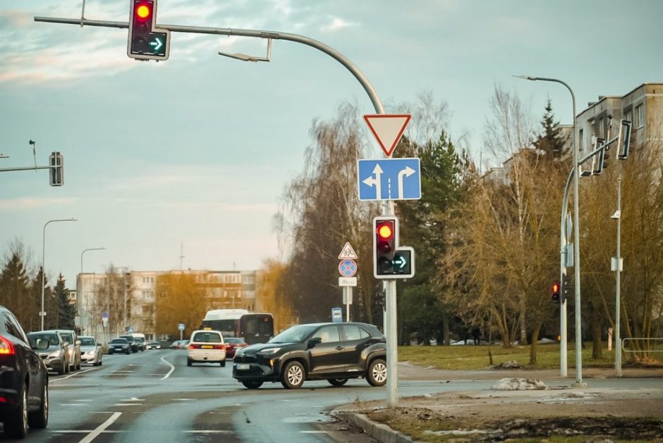 Judrioje sankryžoje vairuotojus klaidina kelio ženklinimas: pyksta ir auklėja žioplius