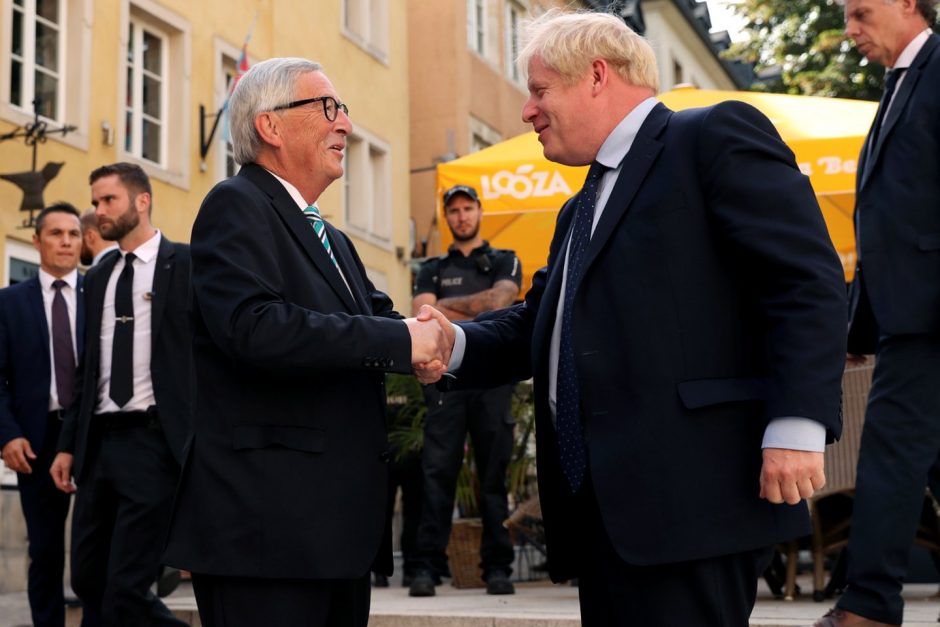 B. Johnsonas ir J. C. Junckeris telefonu tarėsi, kaip pasiekti „Brexit“ susitarimą