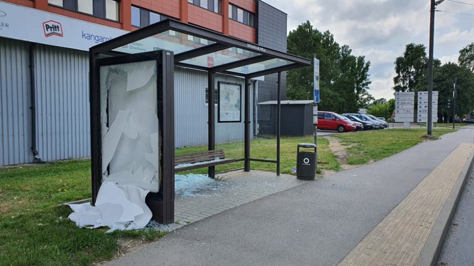 Kaune girta moteris kirviu apgadino viešojo transporto stotelę, bažnyčios duris