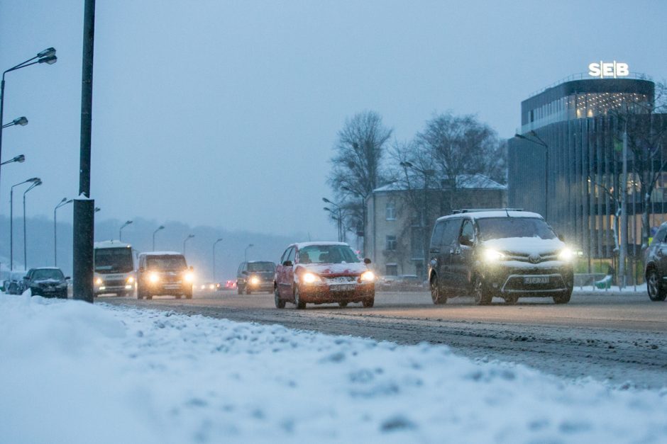 Vairuotojams reikės dar daugiau atidumo – keliai pasidengė gausiu sniegu