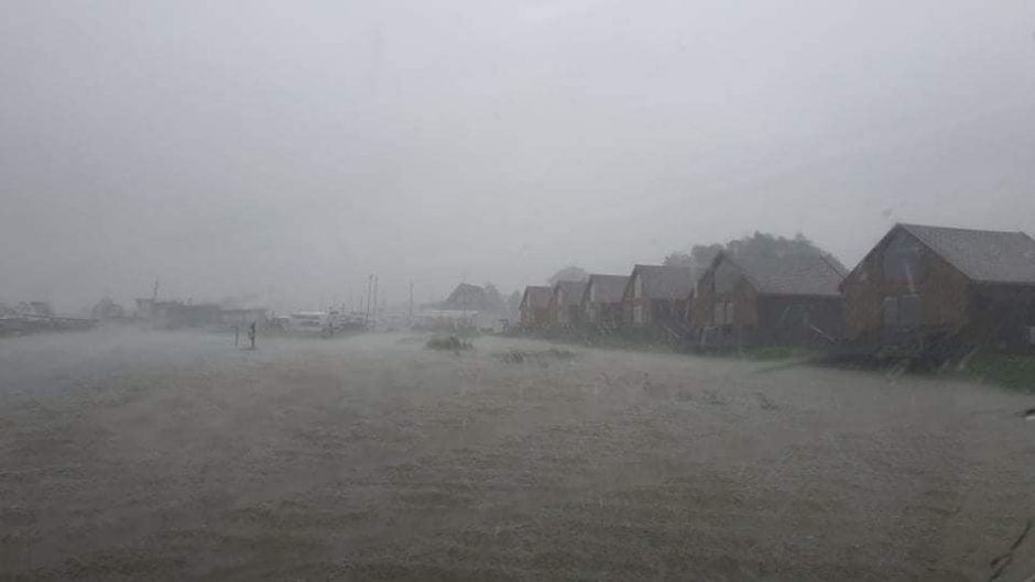 Nerimą keliantys vaizdai iš pamario: po potvynio plaukia mašinos, turistiniai nameliai