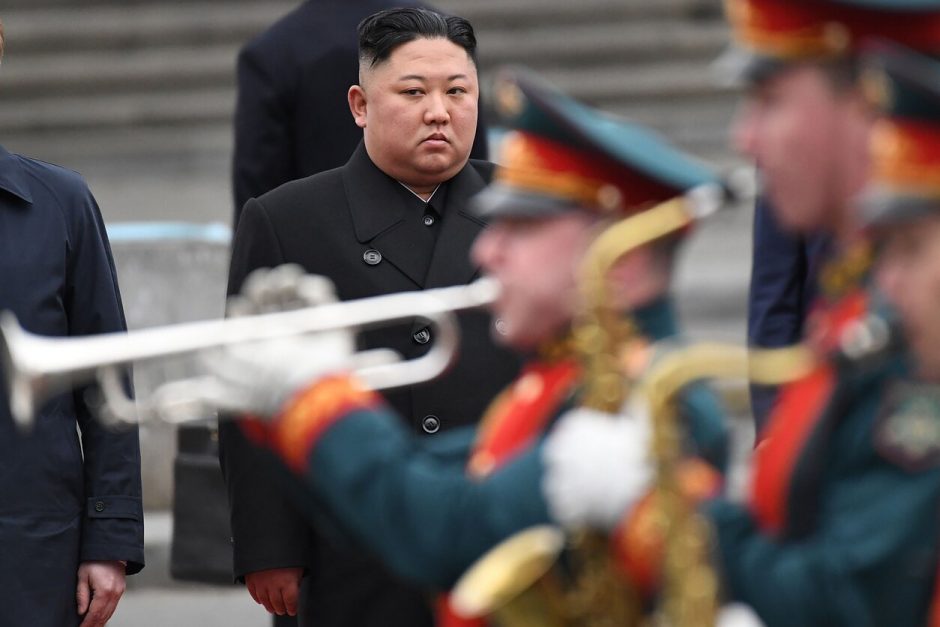 Kim Jong Unas važinėjasi vokišku limuzinu, bet kas jį parūpino – neaišku