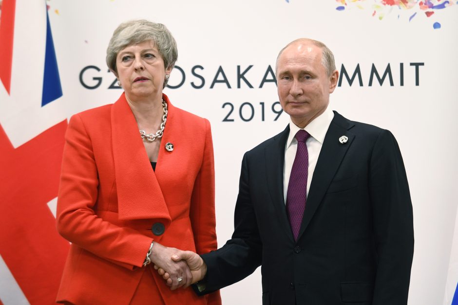 Britanijos premjerė paragino V. Putiną nutraukti destabilizuojančius veiksmus