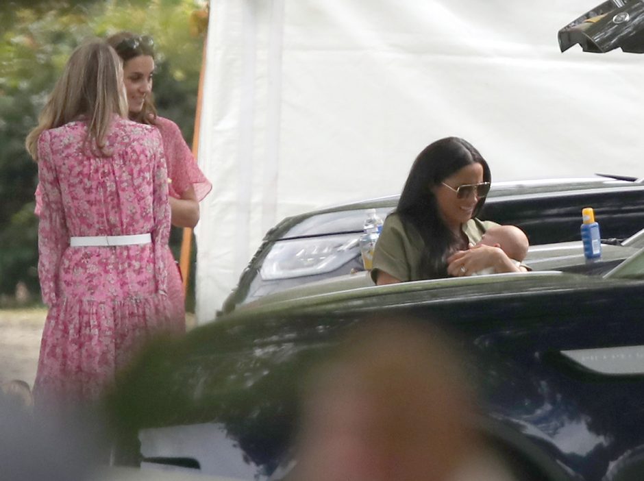 Pirmąkart viešumoje užfiksuota M. Markle su sūnumi: draugijoje – ir K. Middleton