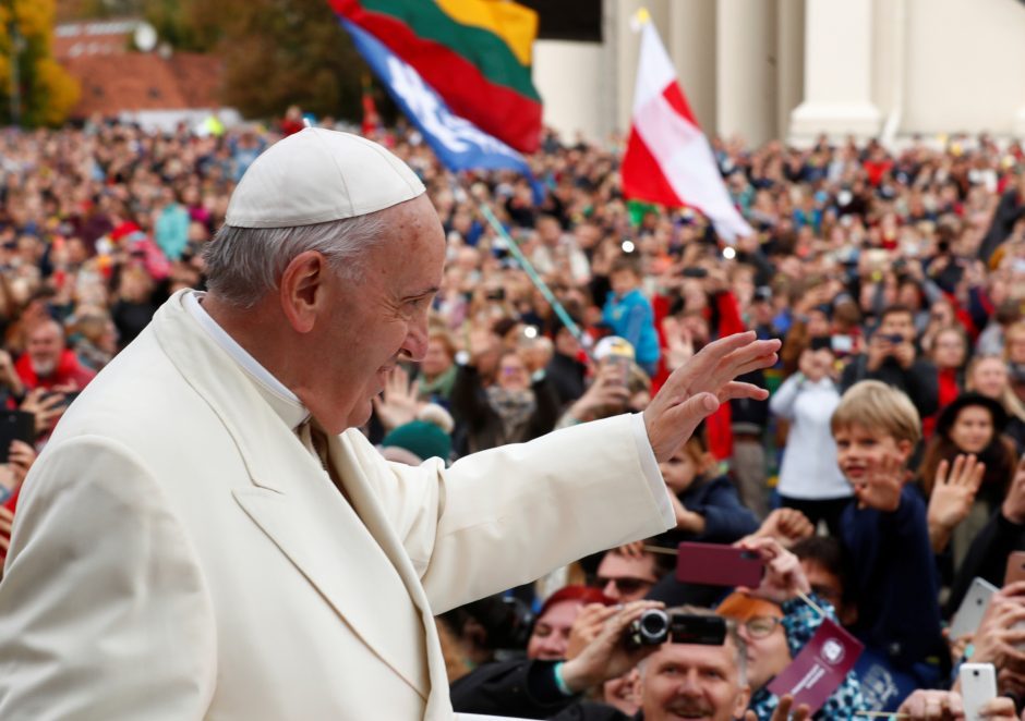 Įvertinkite: socialiniuose tinkluose plinta daina apie popiežiaus vizitą Lietuvoje