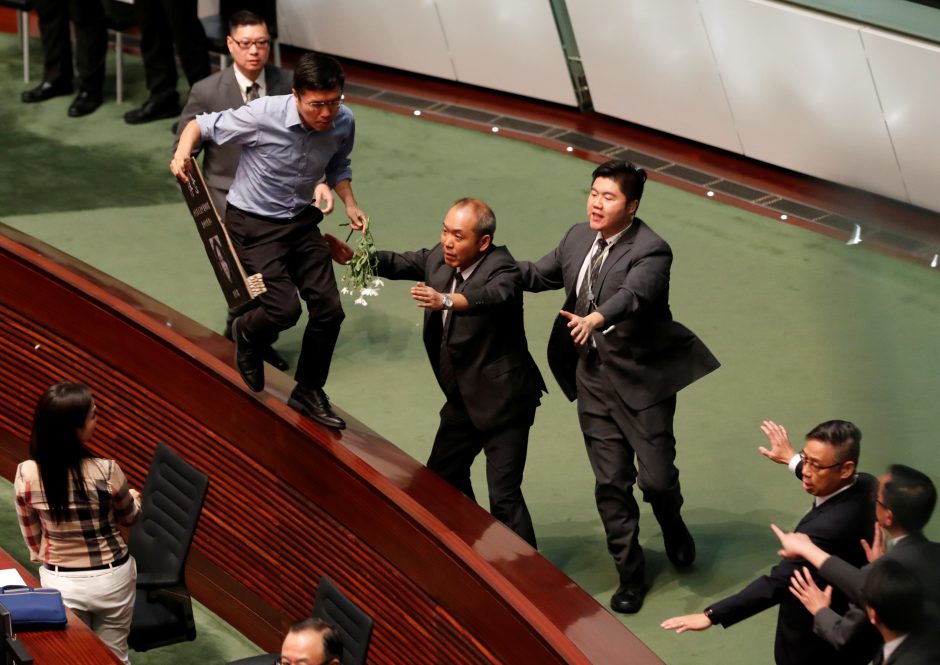 Honkongo įstatymų leidėjai, vėl trukdę lyderei, ištempti iš parlamento