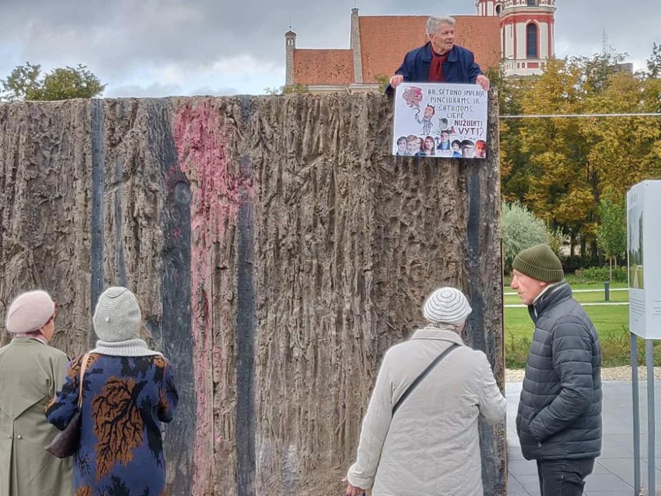 Policija nustatė, kas dažais apipylė „Laisvės kalvos“ fragmentą (vaizdo įrašas)