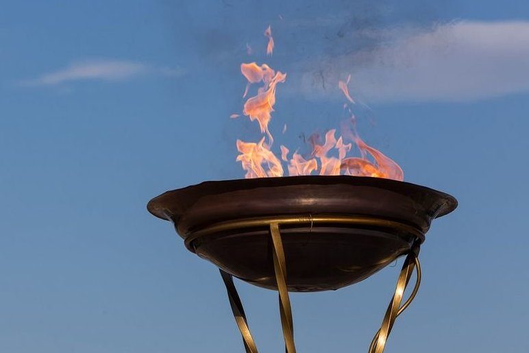 Olimpinė ugnis pasitikta be pompastikos: kyla abejonių dėl pačios olimpiados