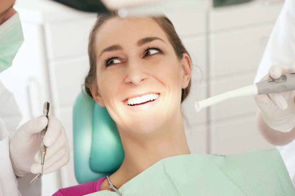 Sėk­min­gai at­kur­ti pra­ras­ti dan­tys – su­grą­žin­ta šyp­se­na