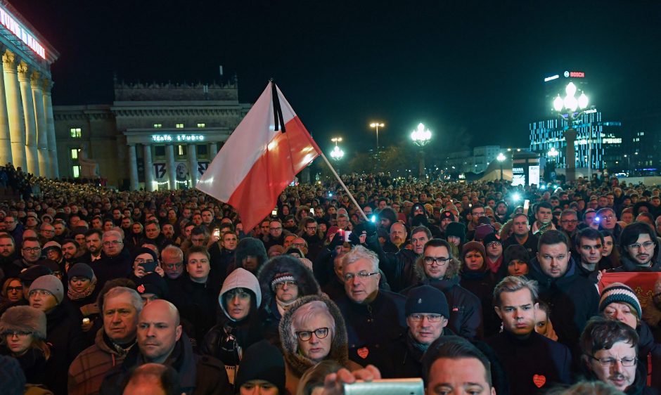 Lenkijoje tūkstančiai žmonių išėjo į gatves gedėti nužudyto Gdansko mero