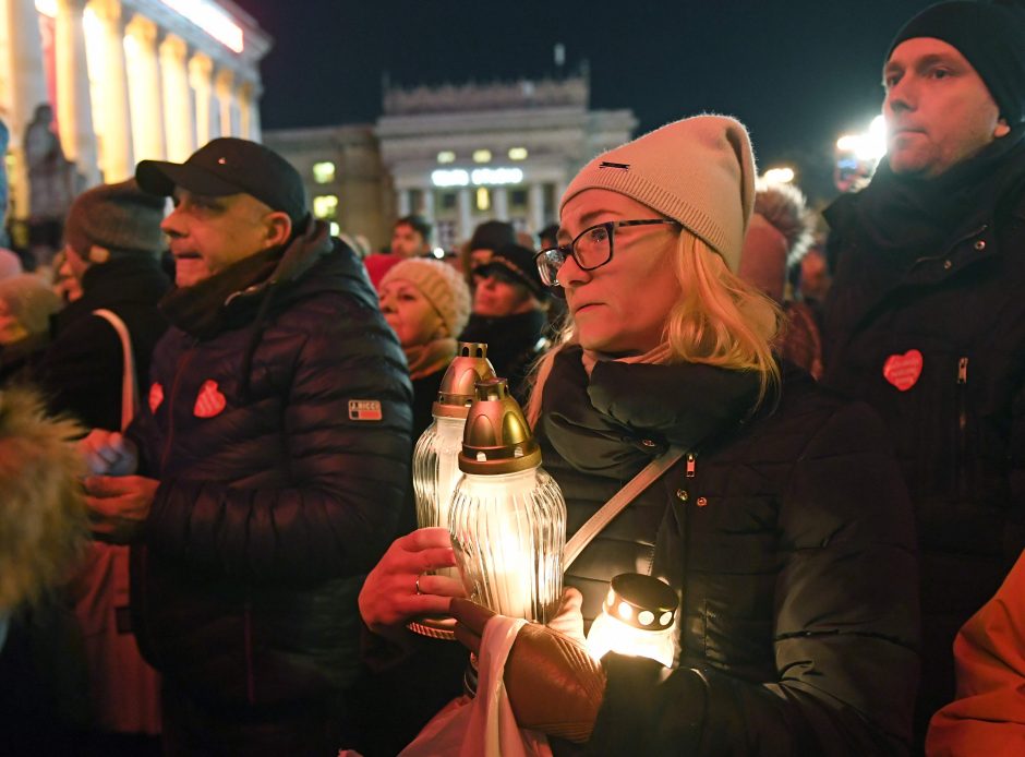 Lenkijoje tūkstančiai žmonių išėjo į gatves gedėti nužudyto Gdansko mero