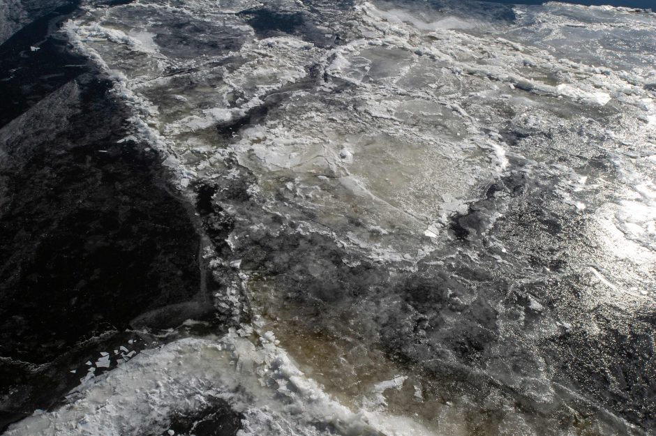 Didžiuliai vandens kiekiai suteka į plyšius vandenyno dugne – kur jis dingsta?