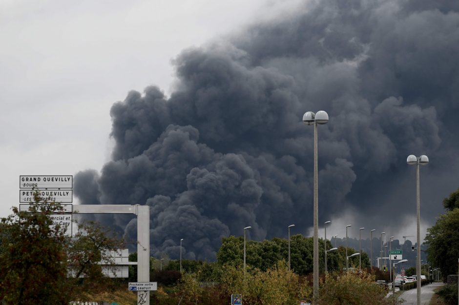 Šiaurės Prancūzijoje chemijos įmonėje siaučiantis gaisras kelia pavojų Senai