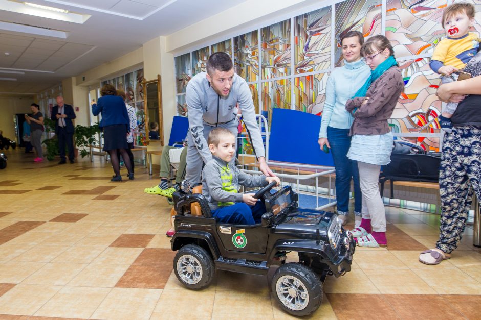 LFF vadovai ir rinktinės žaidėjai aplankė Santariškių ligoninėje besigydančius vaikus