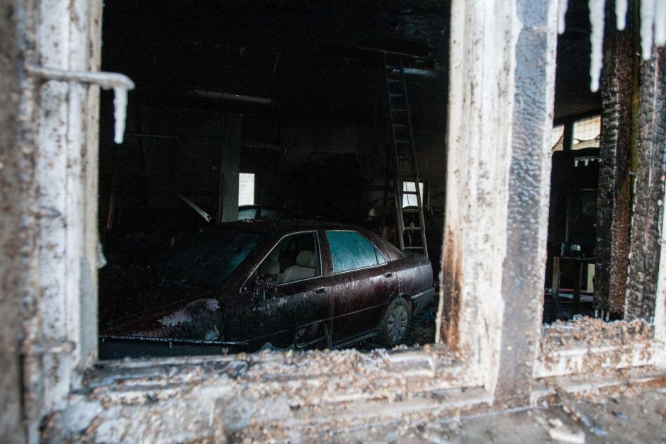 Kilus gaisrui autoservise Visagino savivaldybėje sudegė šeši automobiliai