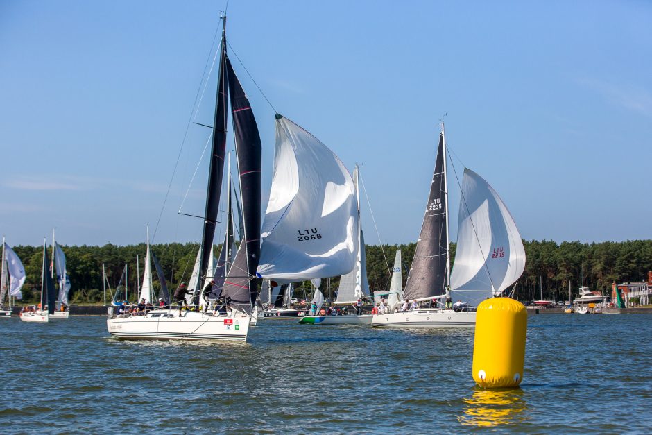 Įspūdingi vaizdai ir įtempta kova: Klaipėdoje startavo 52-oji „Kuršių marių regata“