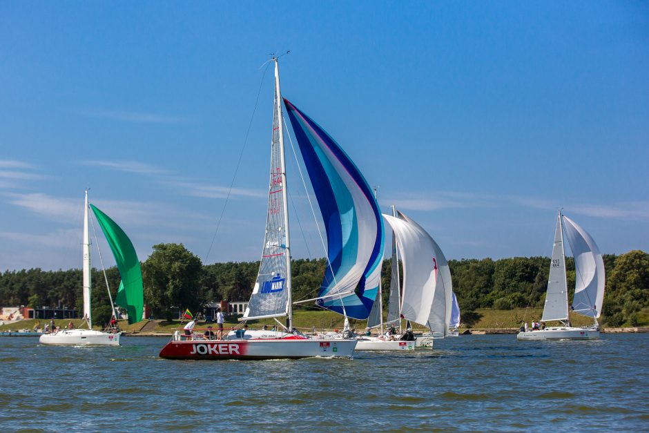 Įspūdingi vaizdai ir įtempta kova: Klaipėdoje startavo 52-oji „Kuršių marių regata“