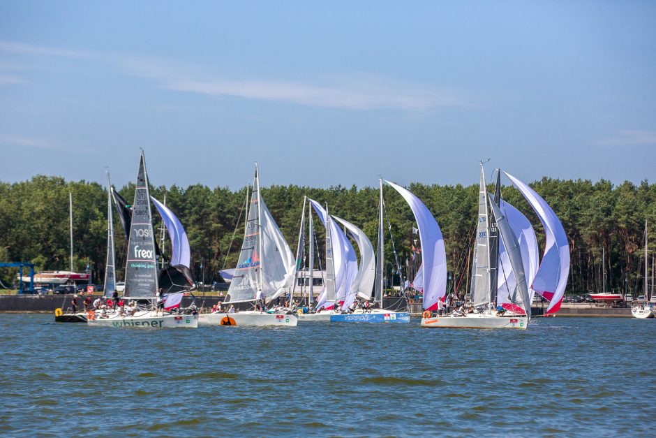 Įspūdingi vaizdai ir įtempta kova: Klaipėdoje startavo 52-oji „Kuršių marių regata“