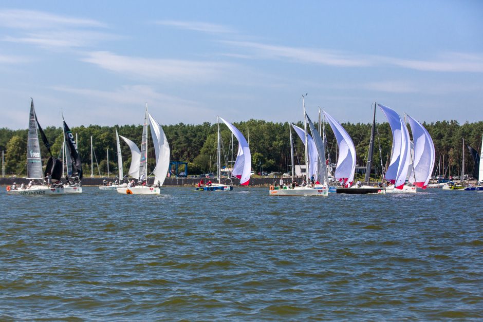 Įspūdingi vaizdai ir įtempta kova: Klaipėdoje startavo 52-oji „Kuršių marių regata“