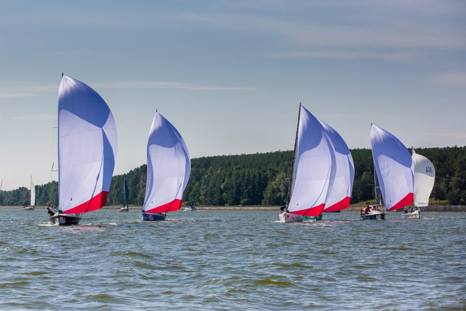 Įspūdingi vaizdai ir įtempta kova: Klaipėdoje startavo 52-oji „Kuršių marių regata“