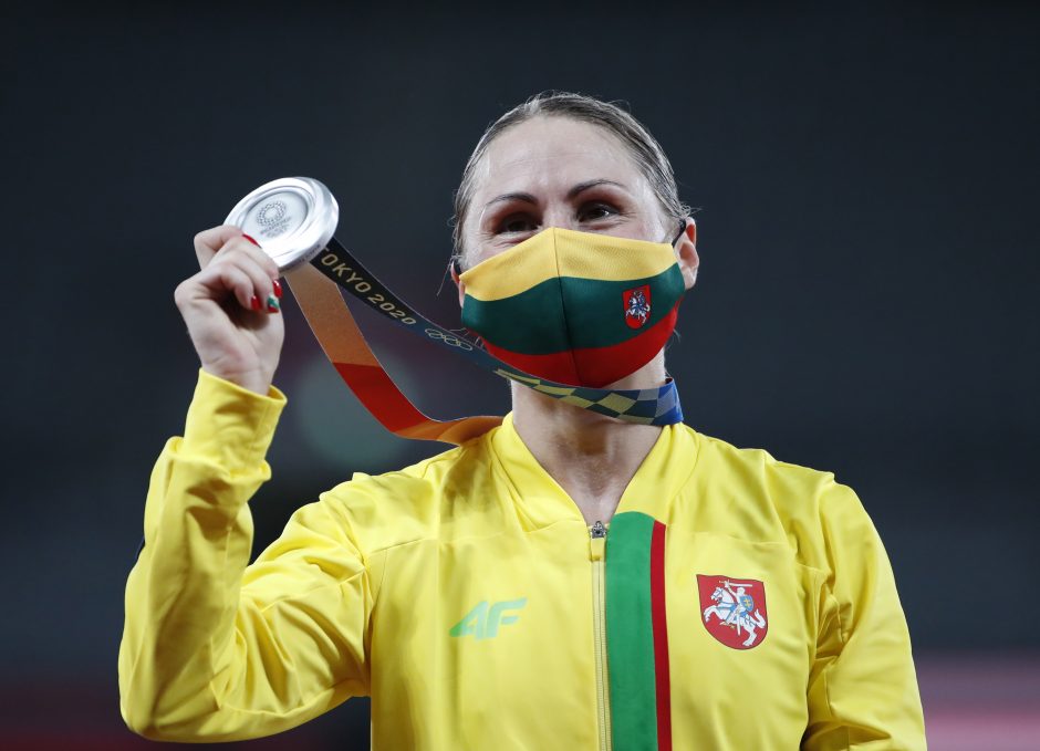 L. Asadauskaitė – apie švytintį sidabrą rankoje: tai yra visos Lietuvos medalis