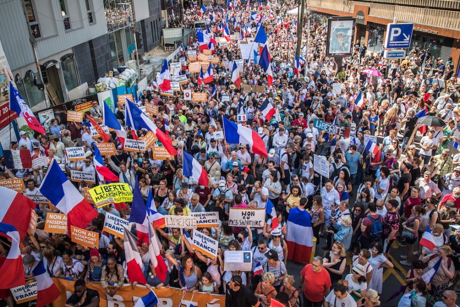 Prancūzijoje tęsiasi demonstracijos prieš COVID-19 apribojimus