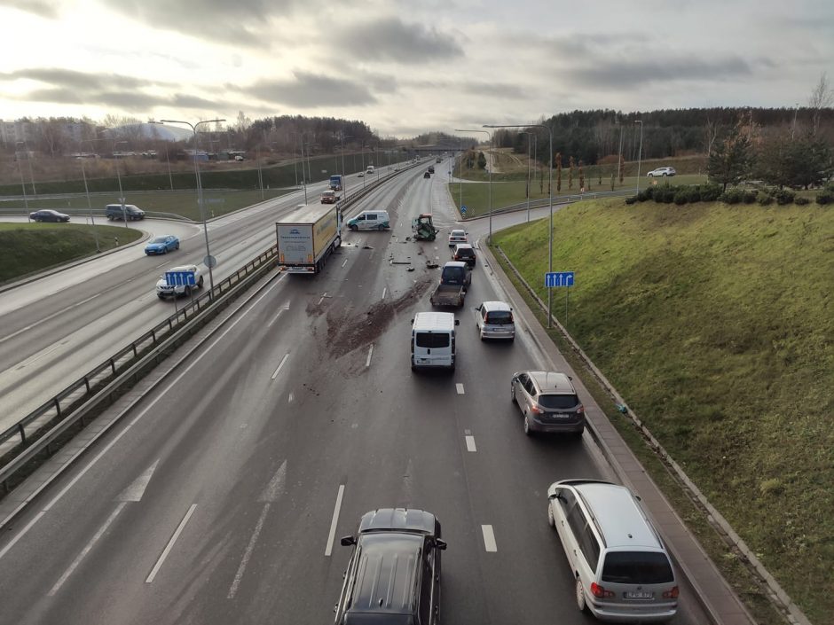 Vilkiko ir traktoriaus avarija paralyžavo eismą Vilniuje