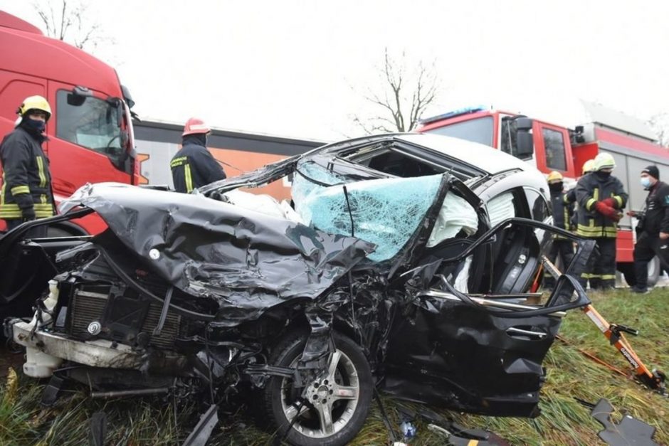 Netoli Panevėžio susidūrė du vilkikai ir „Mercedes-Benz“ automobilis: nukentėjo žmogus