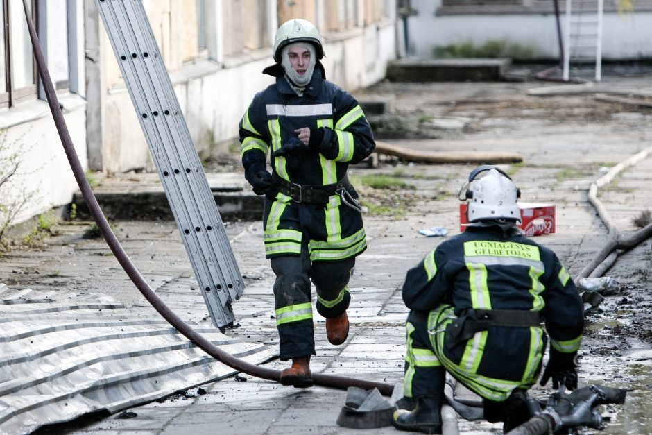 Mažeikiuose gausios ugniagesių pajėgos gesino sandėlyje kilusį gaisrą