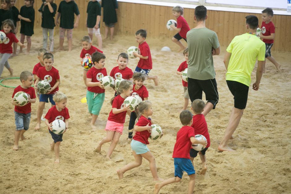 300 vaikų šėlo tradicinėje „Futboliuko Kalėdų“ šventėje Vilniuje