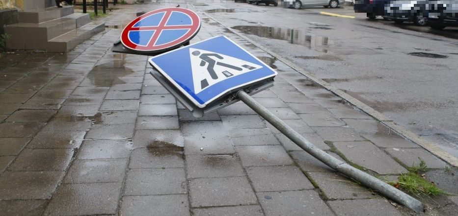 Radviliškio rajone 2,5 promilės įpūtusi BMW vairuotoja atsitrenkė į kelio ženklą