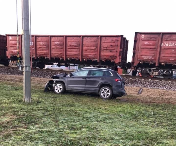 Jonavos rajone traukinys nubloškė pervažoje sustojusį automobilį